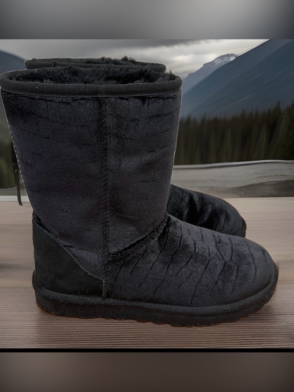 UGG Women’s Black Classic Short II Croc Crocodile Ankle Boot Size 8 Black